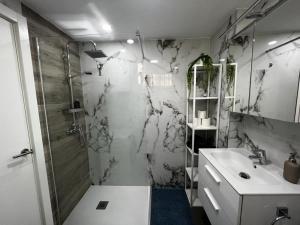 トレモリノスにあるLux Apartmentの白いバスルーム(シャワー、シンク付)