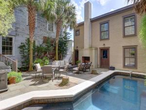 einen Hinterhof mit einem Pool und einem Haus in der Unterkunft Southern Elegance Main House in Savannah