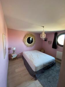 เตียงในห้องที่ Belle villa contemporaine & lumineuse plage normandie