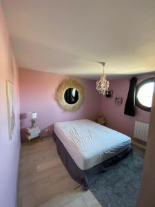 a bedroom with a bed and a large mirror at Belle villa contemporaine & lumineuse plage normandie in Luc-sur-Mer