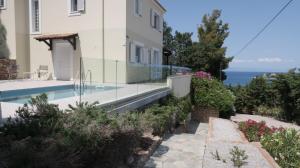Willa z basenem i widokiem na ocean w obiekcie Iliana Exclusive Villa - Private Pool w mieście Porto Heli +42 zdjęcia