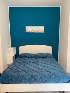 a blue bedroom with a bed with a blue wall at Casa dei Fiordalisi in Milan