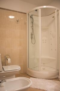Un baño con ducha, inodoro y lavabo. en Apartmani Ina Pag, en Pag 43 fotos más