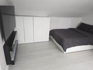 1 dormitorio con 1 cama y armarios blancos en New House, Private Rooms in a Peaceful Neighborhood en Dublín