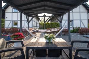 patio con amaca, tavolo e sedie di Domki Apartamentowe - Na Makowej a Jastrzębia Góra