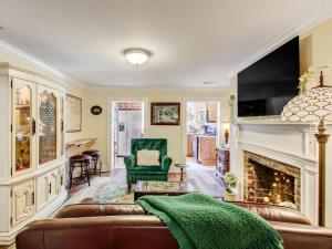 uma sala de estar com um sofá e uma lareira em Gordon Gem em Savannah