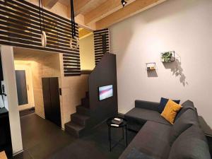 een woonkamer met een bank en een trap bij studio suite 2 im fresh-cube 