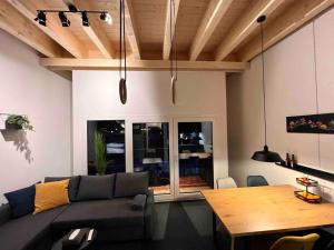 uma sala de estar com um sofá e uma mesa de madeira em studio suite 2 im fresh-cube 