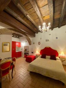 ein großes Schlafzimmer mit einem großen Bett und roten Möbeln in der Unterkunft Casa Arco della Chiesa Nuova - Pantheon & Navona in Rom