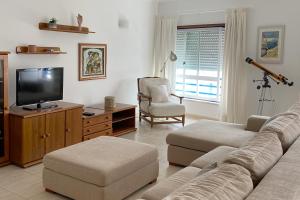 Μια τηλεόραση ή/και κέντρο ψυχαγωγίας στο XB House +6 φωτογραφίες
