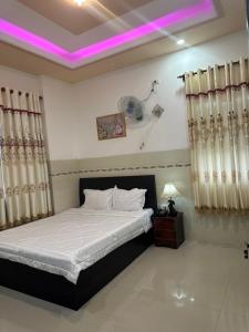 Postel nebo postele na pokoji v ubytování Ngọc Nam Hotel