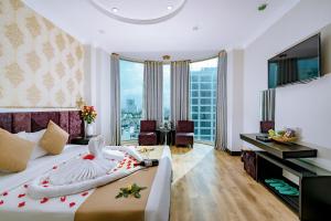 Habitación de hotel con cama y ventana grande en Adina hotel Đa Nang Beach, en Da Nang