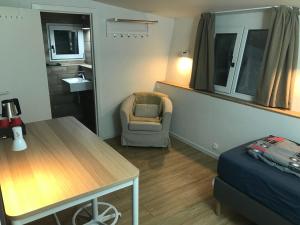 Zimmer mit einem Bett, einem Tisch und einem Stuhl in der Unterkunft dardennen in La-Roche-en-Ardenne