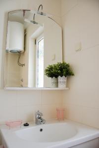 W łazience znajduje się umywalka i lustro. w obiekcie Apartmani Ina Pag w mieście Pag