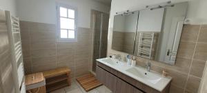 łazienka z umywalką i lustrem w obiekcie Maison Saint Jean de Monts 7 personnes - 3 chambres w mieście Saint-Jean-de-Monts