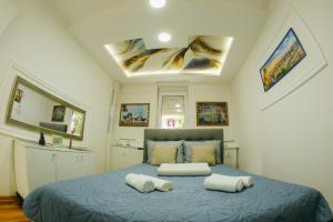 ein Schlafzimmer mit einem blauen Bett mit zwei Kissen darauf in der Unterkunft Pahuljica in Čačak