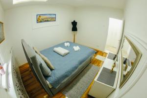 ein Schlafzimmer mit einem blauen Bett in einem Zimmer in der Unterkunft Pahuljica in Čačak