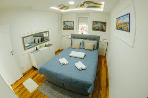 ein Schlafzimmer mit einem Bett mit zwei Kissen darauf in der Unterkunft Pahuljica in Čačak