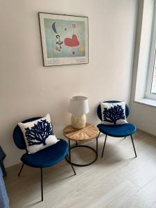 um quarto com duas cadeiras, uma mesa e um candeeiro em Salty Dreams Manarola em Manarola