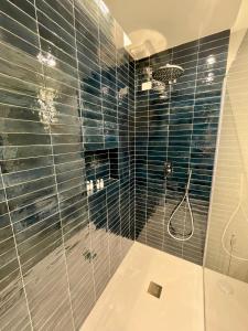 een badkamer met een glazen douche en een bad bij Salty Dreams Manarola in Manarola