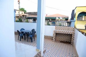 a patio with a table and chairs on a balcony at Appart meuble Jouvence chez Chantal & Francis in Yaoundé