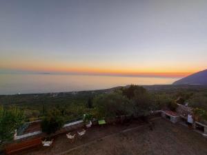 een uitzicht op de oceaan bij zonsondergang vanuit een huis bij Filoxenia Residence in Palasë