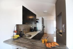 Kuchyňa alebo kuchynka v ubytovaní Luxury apartment Duće with private pool