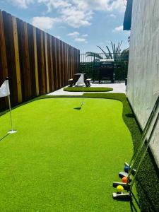 un patio verde con pelotas de golf en el césped en Luxurious Home - Gameroom - Cowboy Pool en San Diego
