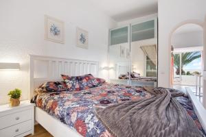 1 dormitorio con 1 cama grande y espejo en Casa Campana, en Costa Calma