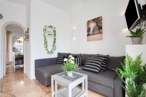salon z kanapą i stołem w obiekcie Casa Campana w mieście Costa Calma