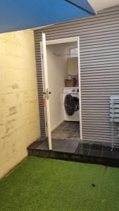 una puerta abierta a un garaje con lavadora en CDG Aparts en Le Mesnil-Amelot