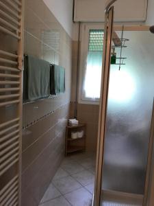 Gala158 في بولونيا: حمام مع دش مع باب زجاجي
