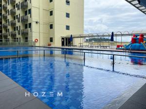 een zwembad met een glijbaan in een gebouw bij SCSP 777 Premium 2BR2B Near Imago and KKIA in Kota Kinabalu