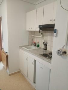 Kuchyňa alebo kuchynka v ubytovaní Estudio Sota-Piscina