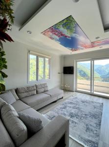 TV a/nebo společenská místnost v ubytování Dereli Suit Delux Ayder + 37 fotografií