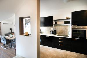 Kuchyňa alebo kuchynka v ubytovaní Luxury apartment Duće with private pool