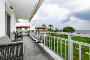 balcón con vistas al océano en E & D family apartment by the sea, en Kalivia Poligirou