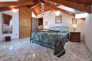 una camera con letto e soffitto in legno di Luna Rossa a Minori