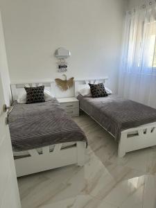 Un pat sau paturi într-o cameră la Villa Holiday Apartments