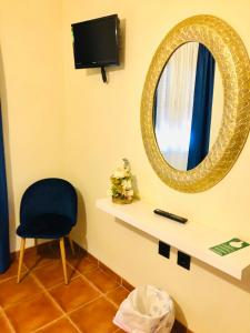 a mirror and a chair in a room at Hostal El Bomba 