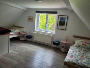 a bedroom with two beds and a window at Eulennest bis 10 Personen,Wäsche,Reinigung,Parkplatz inklusive,Kurtaxe wird extra berechnet in Altenau