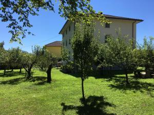 een gebouw in een veld met bomen ervoor bij B&B Casa Gaia in Meano