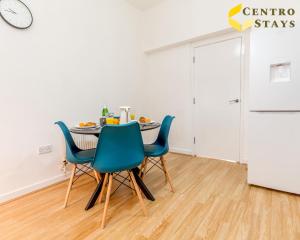 a dining room with a table and four chairs at Weekly Monthly Rates - Contractors Corporate Groups Family Relocation in Northampton