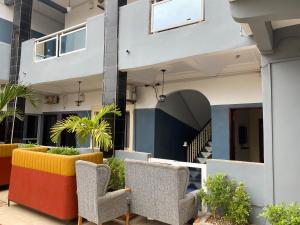 Gloton apartments في Sere Kunda: منزل امامه كرسيين