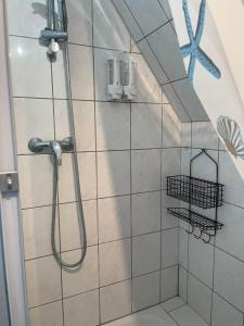 a bathroom with a shower with a shower head at Barbarosa 3 Zimmer Rüsselsheim Baucheim 105qm in Bauschheim