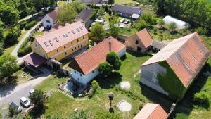 - une vue sur la cour d'un grand bâtiment dans l'établissement Apart Pension Zelený grunt, 