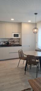 Kuchnia lub aneks kuchenny w obiekcie Apartamentos La Quinta