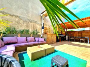 uma sala de estar com um sofá roxo e uma mesa em Apartments Roko em Zadar