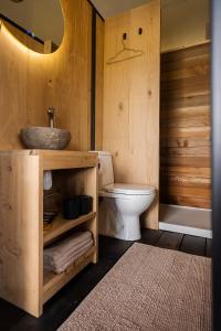 uma casa de banho com um lavatório e um WC. em Vakantie plezier Vlaanderen em Zedelgem