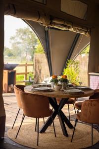 澤德爾海姆的住宿－Vakantie plezier Vlaanderen，帐篷内的桌子和椅子